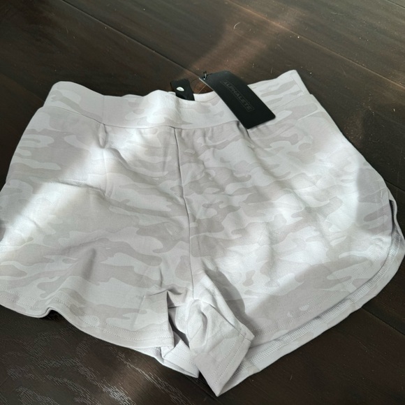 NWT ALPHALETE ATHLETIC SHORTS PALE LAVENDER M - Picture 2 of 4